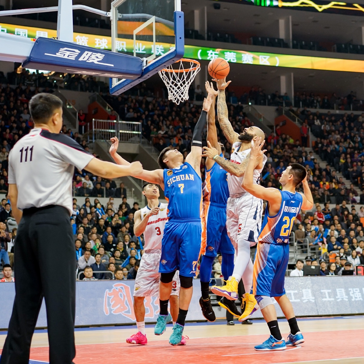 奥纳纳想回曼联遭拒绝，明夏或2000万转会沙特！要求加薪原因曝光（奥纳纳回归曼联无望：明夏或2000万转投沙特，加薪诉求缘由曝光）