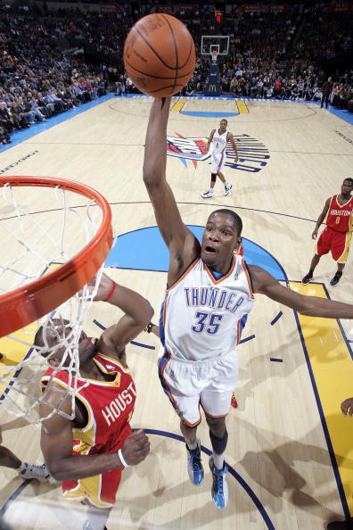 上海海港足球俱乐部举行2025赛季出征仪式（上海海港足球俱乐部举办2025赛季启航仪式）