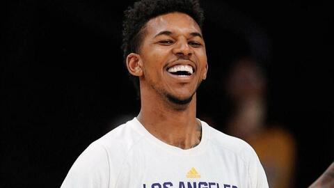 伊拉克主帅：回到主场我们要为全国球迷而战，全力争取胜利（伊拉克主帅：重返主场为全国球迷而战，尽全力争胜）