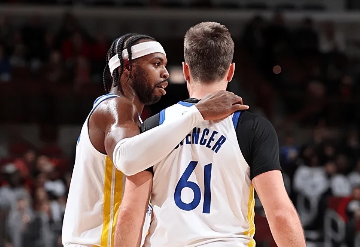 暖心，赫伊森和居莱尔赛前列队时把外套脱给球童以抵御寒冷（暖心一幕：赫伊森与居莱尔赛前将外套递给球童御寒）