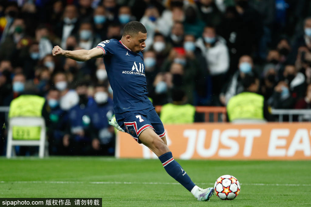 里夫斯成湖人队史第七位单场至少40+10助的球员（里夫斯成为湖人史上第七位单场砍下40分并送出10次助攻的球员）