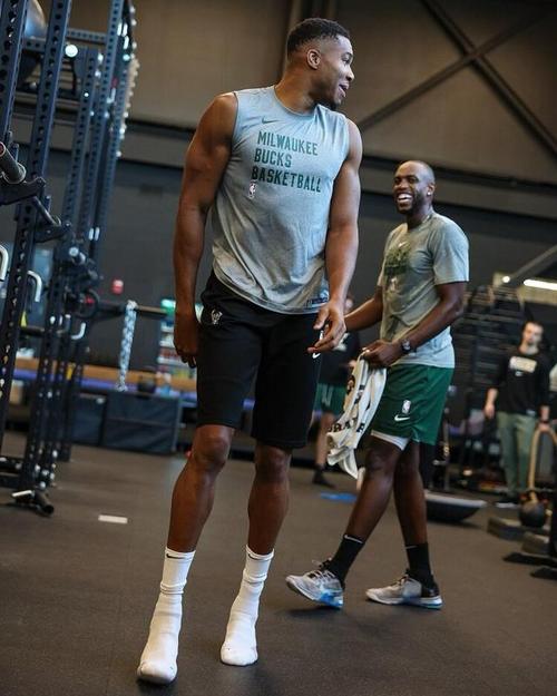 华盛顿8中6高效拿到15分8板，展现全面实力（华盛顿8投6中高效斩获15分8篮板，全面能力尽显）