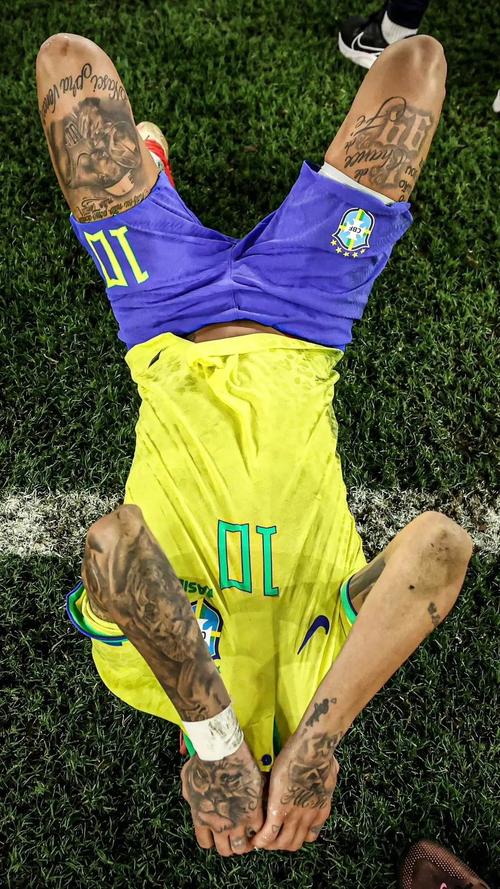 他是全场最耀眼的那个人（全场焦点尽在他一人）