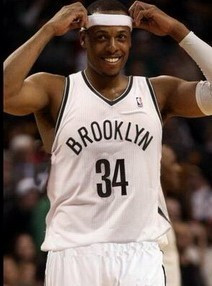 西媒：阿隆索拒绝为维尼提供保护，似在还击后者对他的不敬（西媒：阿隆索拒为维尼出头，被解读为对其不敬的回应）