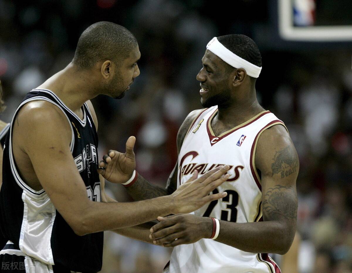 葡萄牙2026客场球衣谍照曝光，V字纹路寓意超级英雄（葡萄牙2026客场球衣疑现身，V形纹设计致敬超级英雄）