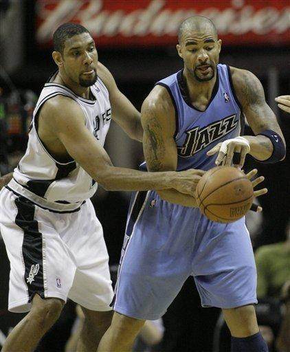 霍福德90秒3记三分精华版！化身勇士重炮 年终大战抢戏水花（90秒连中三记三分！霍福德年终大战化身重炮抢走水花风头）